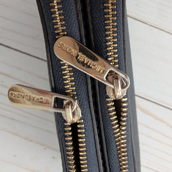 Michael Kors Bucket Bag with Detatchable Crossbody Strap & Matching Wristlet - Picture 11 of 12